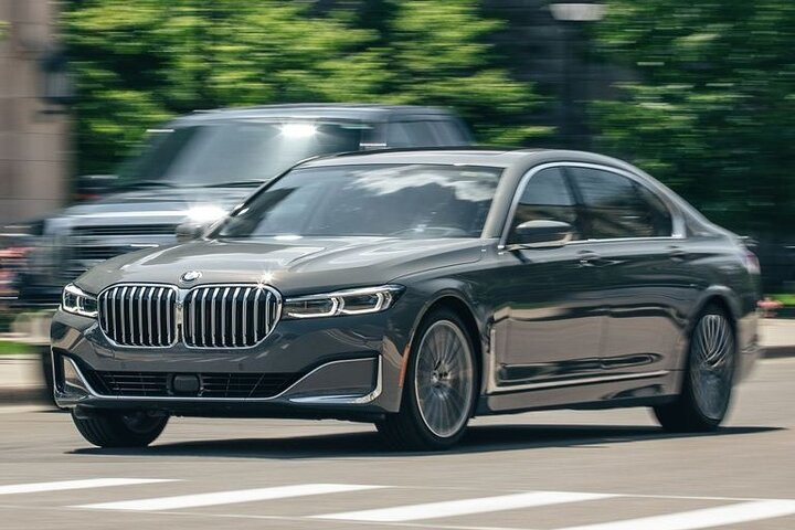 Luxury Car Arrival from Milwaukee Airport MKE to Milwaukee City - Photo 1 of 6